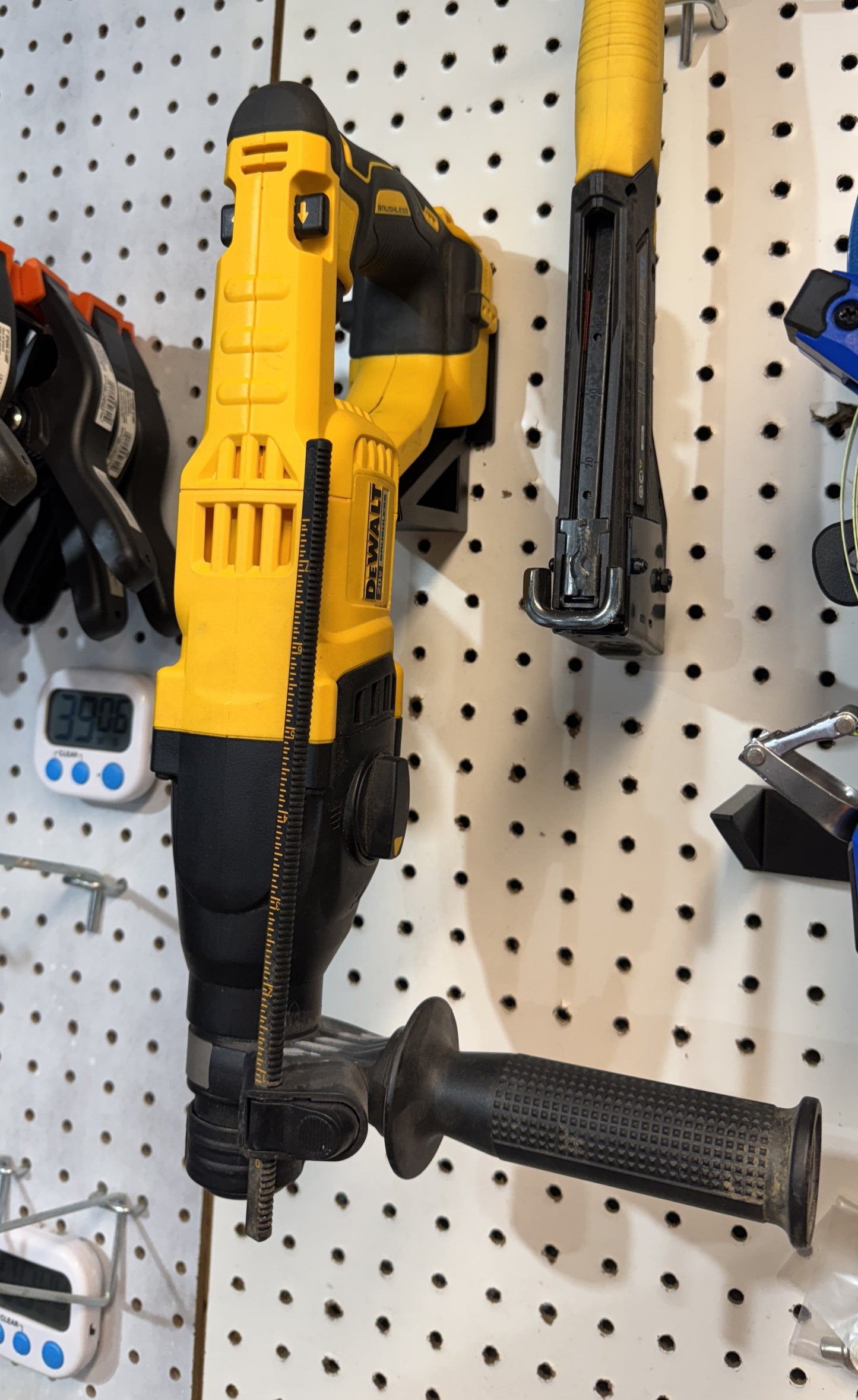 Luna's Hammer Drill Pegboard Holder (Compatible with DeWalt DCH133)
